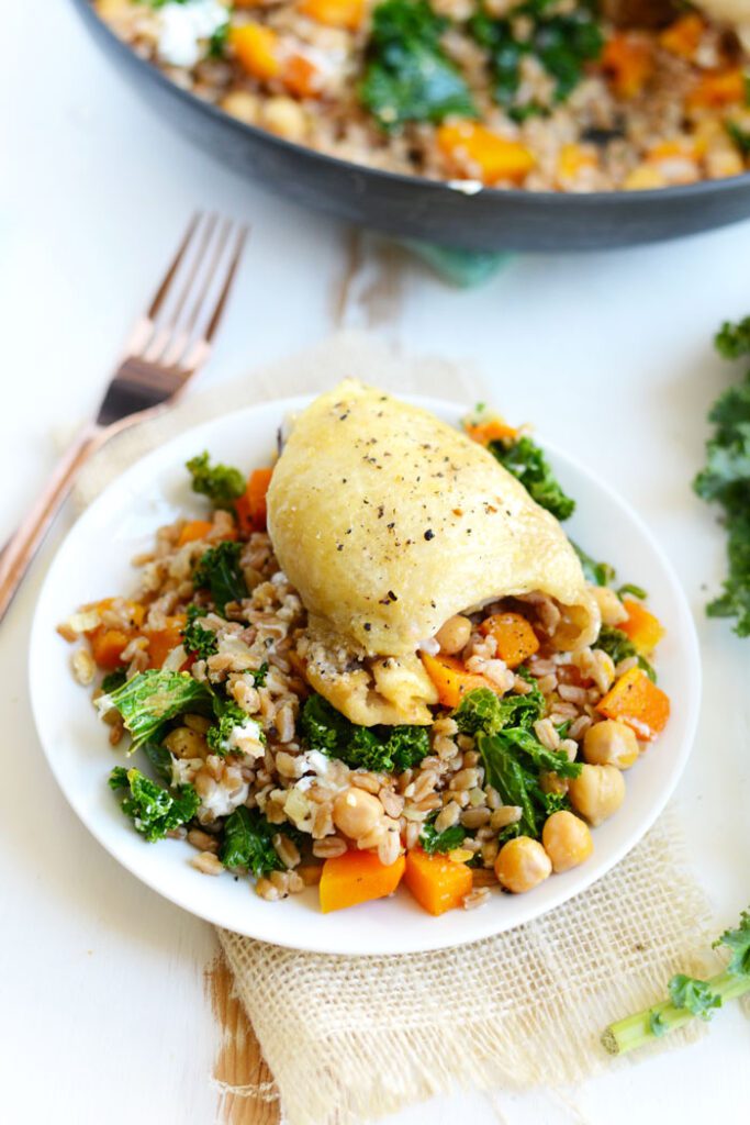 Roasted Butternut Squash and Goat Cheese Farro Salad- a delicious, detoxifying dinner made with whole grains and tons of veggies!