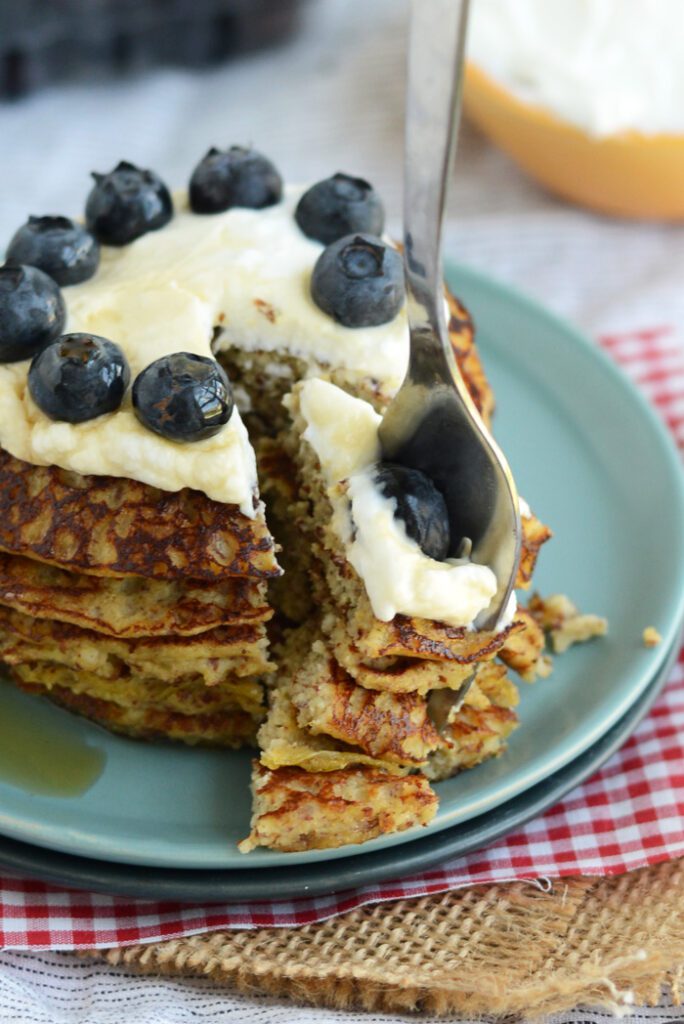 Grain Free Applesauce Pancakes a high protein breakfast that's #glutenfree and #paleo