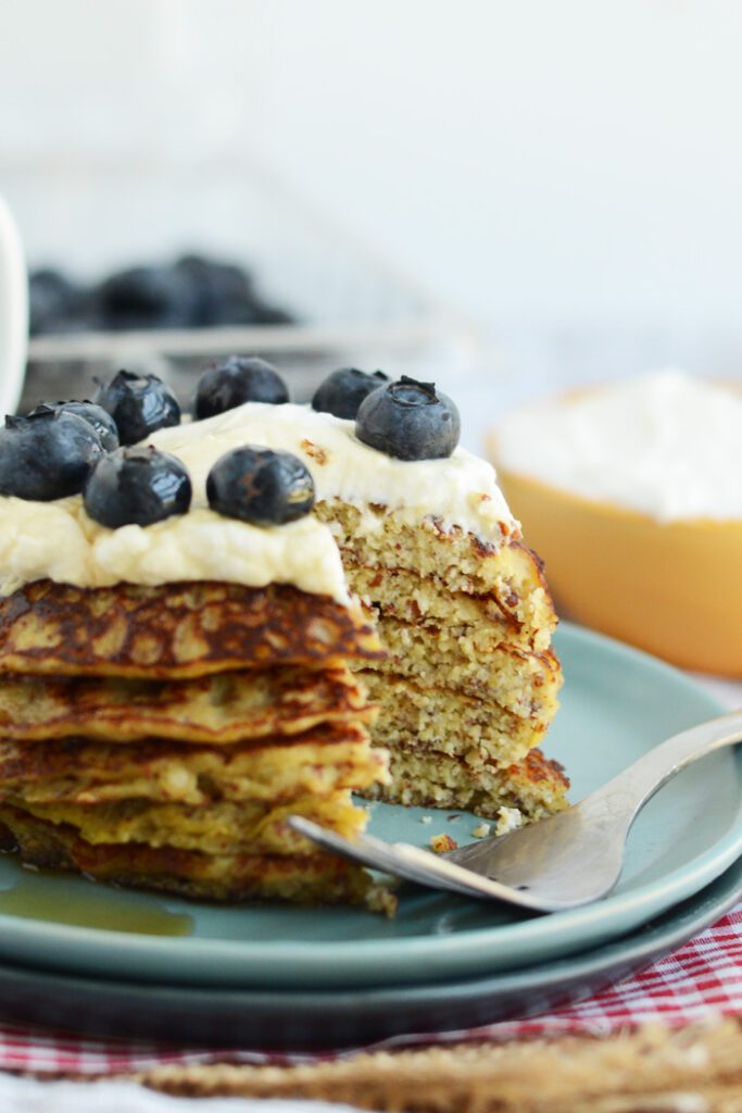 Grain Free Applesauce Pancakes a high protein breakfast that's #glutenfree and #paleo