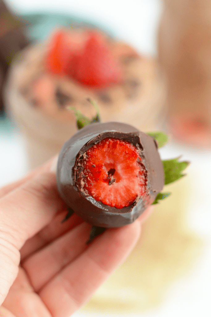 Chocolate covered strawberries for breakfast? YES PLEASE! Make this overnight oats recipe and get 15g protein and a happy belly!