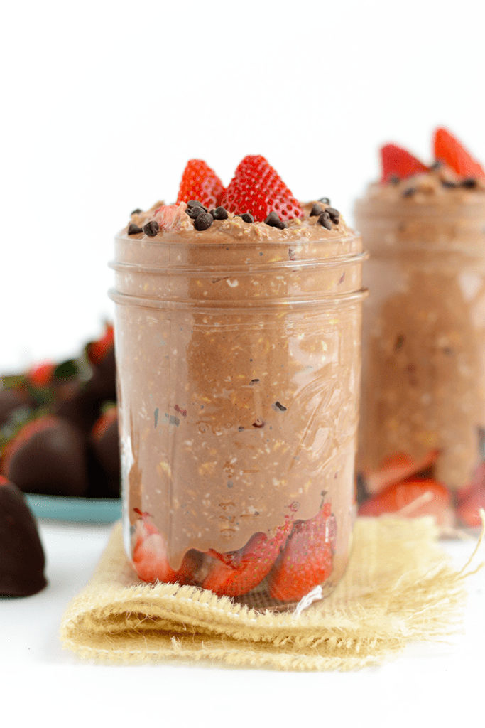 Chocolate covered strawberries for breakfast? YES PLEASE! Make this overnight oats recipe and get 15g protein and a happy belly!