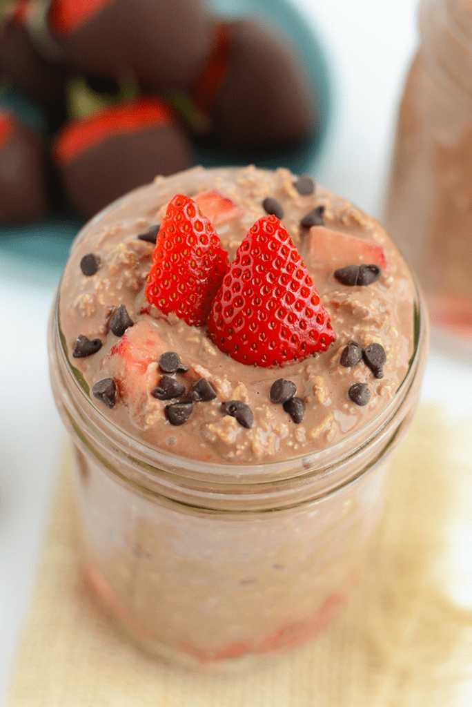 Chocolate covered strawberries for breakfast? YES PLEASE! Make this overnight oats recipe and get 15g protein and a happy belly!