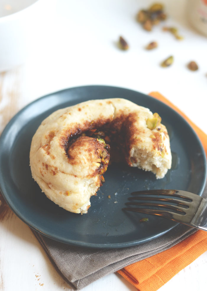 Skinny Single-Serve Maple Pistachio Cinnamon Roll #vegan #glutenfree