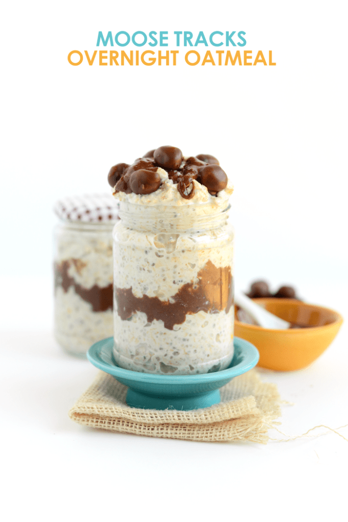 Love Moose Tracks Ice Cream? Try this overnight oat recipe to get a HEALTHY variation including a vanilla base with a fudge swirl and cookie dough pieces.