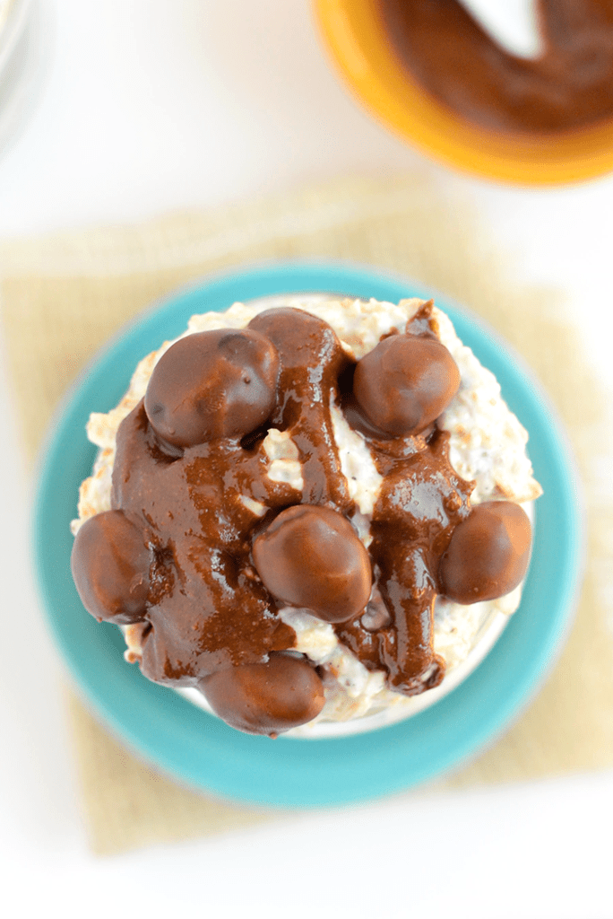 Love Moose Tracks Ice Cream? Try this overnight oat recipe to get a HEALTHY variation including a vanilla base with a fudge swirl and cookie dough pieces.