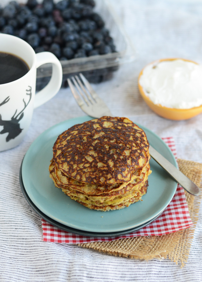 Grain Free Applesauce Pancakes a high protein breakfast that's #glutenfree and #paleo