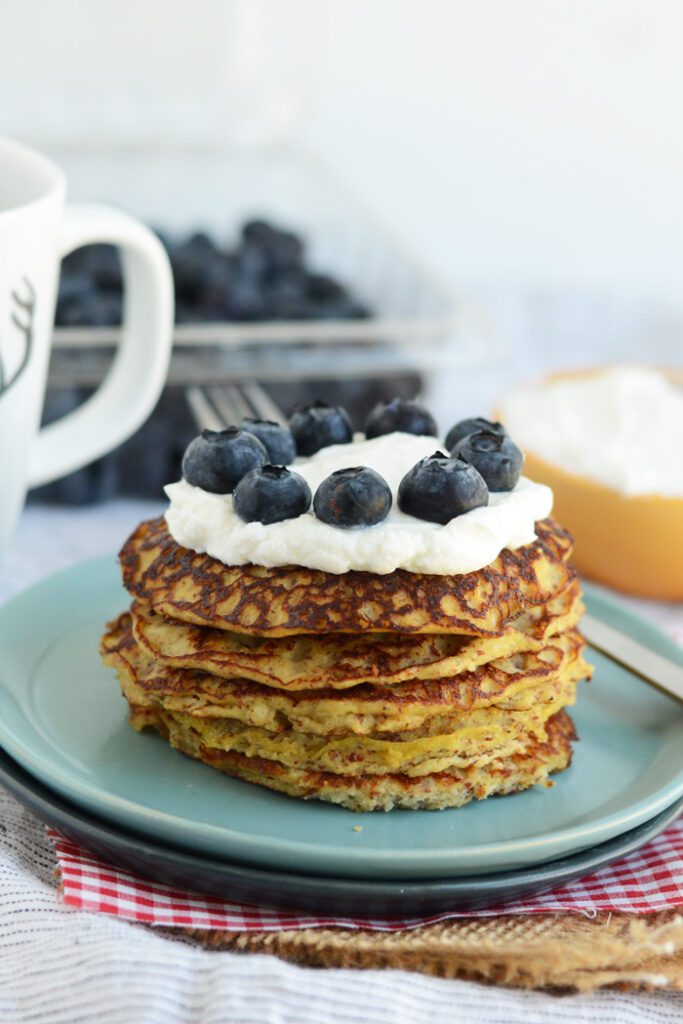 Grain Free Applesauce Pancakes a high protein breakfast that's #glutenfree and #paleo