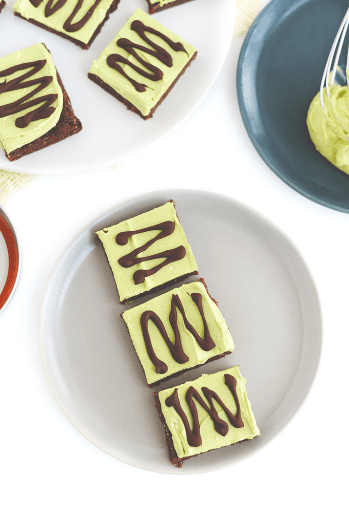 Make these raw mint brownies for a no-bake, paleo and vegan-friendly dessert that only requires a few ingredients! No food coloring required!