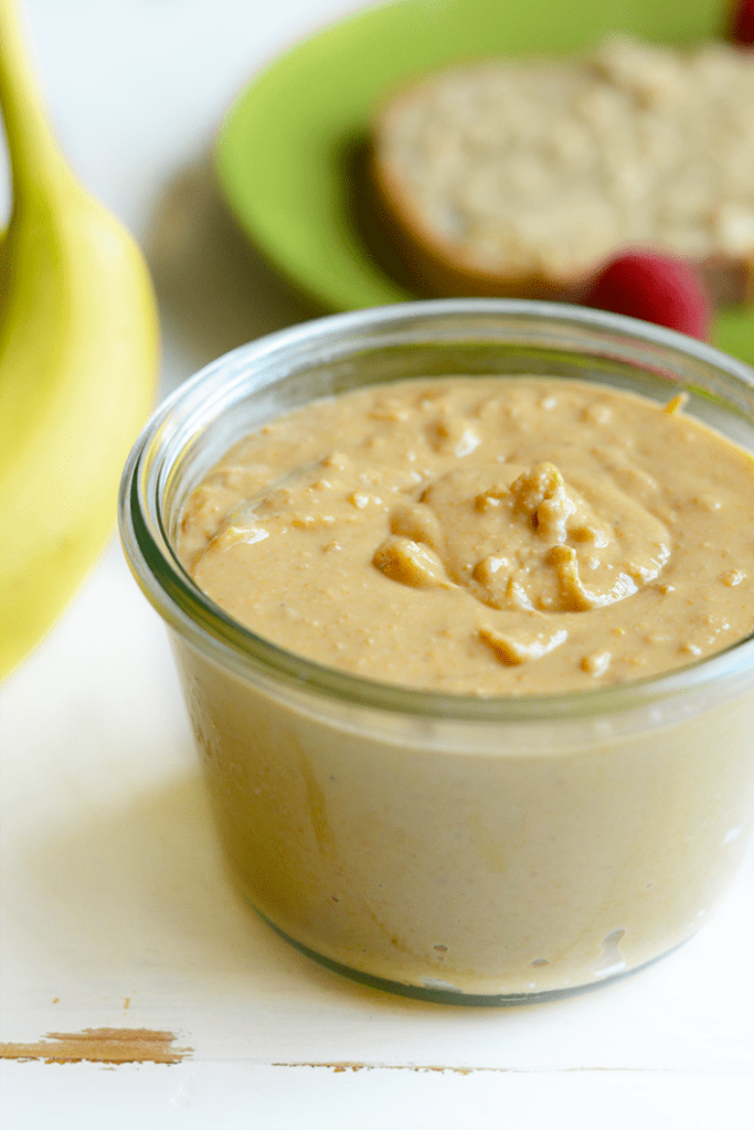 Make your own crunchy cashew butter with just a few simple ingredients, a food processor, and 10 minutes! No added sugar or additives involved!